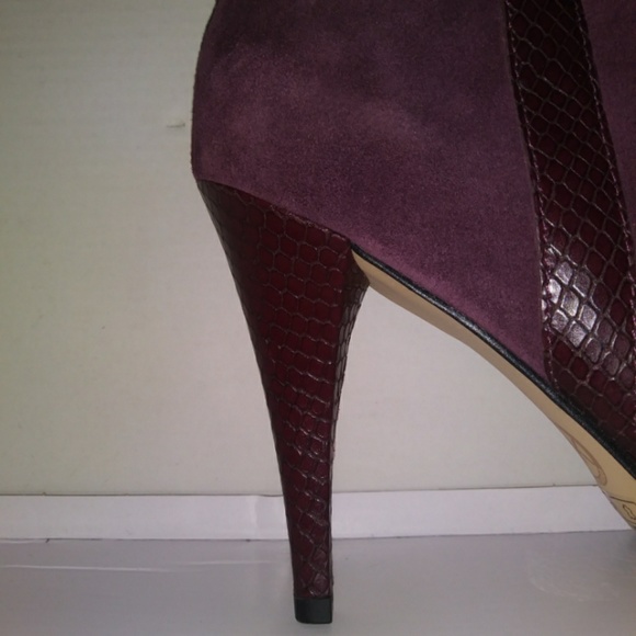 Michael Kors Delaney Boot - Picture 3 of 8